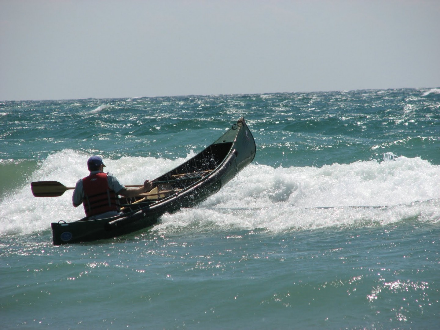 thuyền canoe lướt sóng