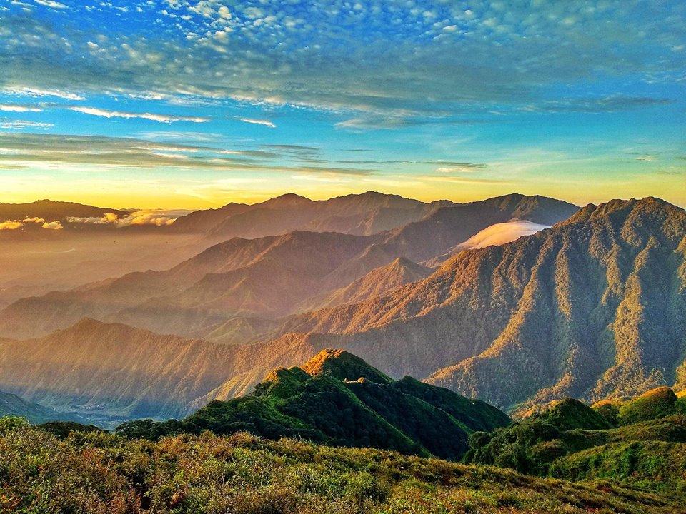Ngắm bình minh đẹp mê hồn trên đỉnh Tà Chì Nhù, Yên Bái – ngọn núi cao thứ  6 Việt Nam | Umove