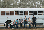 Gia đình 9 người biến xe bus thành nhà để du lịch vòng quanh nước Mỹ