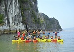Trải nghiệm chèo kayak khám phá Hang Luồn đầy thú vị