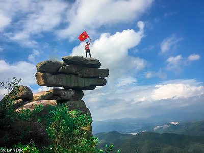 Chinh phục núi Đá Chồng “độc nhất, vô nhị” ở Quảng Ninh