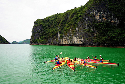 Trải nghiệm của cô gái chèo thuyền kayak trên vịnh Hạ Long