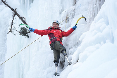 Cụ ông 69 tuổi cụt hai chân chinh phục thành công Everest